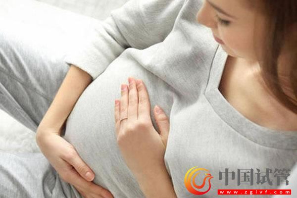 试管婴儿与自然怀孕哪个好？国外做试管婴儿该选择哪个？(图1)